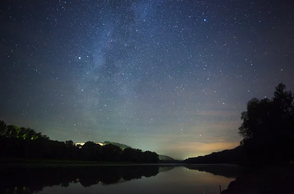 Un hermoso cielo nocturno, la Vía Láctea y los árboles — Foto de Stock