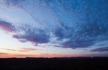 Gökyüzü bulutlu akşam