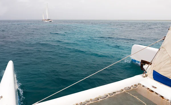 Visa från katamaran på en annan katamaran på havet — Stockfoto