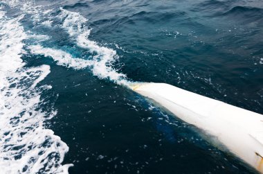 tekne dalgalardan denize yakın çekim