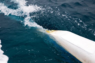 tekne dalgalardan denize yakın çekim