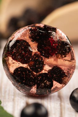 . Beyaz ahşap arka planda doğal kurutulmuş üzümden yapılmış ev yapımı lolipoplar. Şekersiz sağlıklı vejetaryen yemeği..