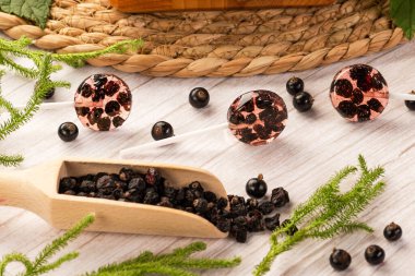 . Beyaz ahşap arka planda doğal kurutulmuş üzümden yapılmış ev yapımı lolipoplar. Şekersiz sağlıklı vejetaryen yemeği..