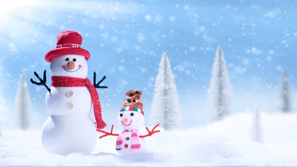 雪の中で雪だるまの幸せな家族 冬の風景です クリスマスと新年のお祝いの背景 ホリデーシーズンのコンセプト 新年カード バナー コピースペース — ストック写真