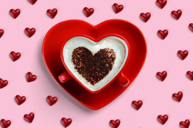 Pembe arka planda izole edilmiş küçük kalplerle çevrili kalp şeklinde kahve bardağı. Sevgililer Günü 'ne kadar idrak.