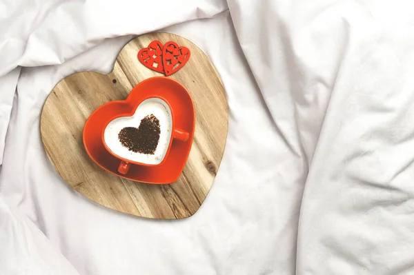 Tazza Forma Cuore Riempita Con Bevanda Calda Sul Letto Concetto — Foto Stock