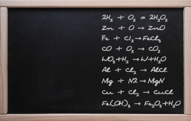 Online eğitim, kimya. Sınıf panosunun arka planında yazılı kimya formülleri bulunan tablet