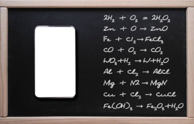 Online eğitim, kimya. Sınıf panosunun arka planında yazılı kimya formülleri bulunan tablet
