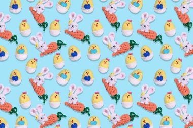 Kusursuz paskalya şablonu. Mavi arka planda örülmüş tavuk. Festivalsel ambalaj için boşluk