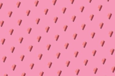 Yaprak şeklinde pembe çikolata, arka planda çikolata parçacıkları serpiştirilmiş. desen