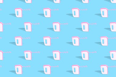 Mavi arka planda mutfak mikseri. Parlak yaratıcı desen