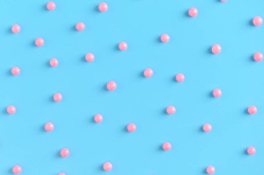 Şekerleme serpme, pembe şeker topları, yaratıcı arka plan. Pasta için şölen dekorasyonu. Desen