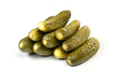 . Beyaz arka planda izole edilmiş taze salatalık turşusu veya mayalanmış salatalık. Ev koruması