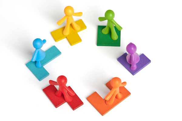Человеческие фигуры изображают понятия: иерархическая система организации компании, подбор персонала. Командное руководство персоналом. Эффективные, продуктивные команды