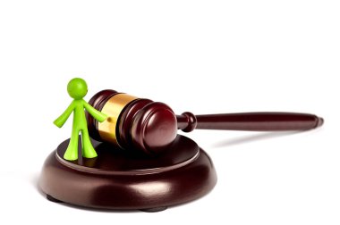 Oyuncak plastik adamlar beyaz arka planda izole edilmiş. Arabulucu insanlar arasındaki anlaşmazlığı inceliyor. Mahkeme ve hukuk. - Adalet. Karar. Yasal destek. Çıkar çatışması. Yumuşatıcı anlaşmazlıklar.