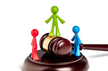 Oyuncak plastik adamlar beyaz arka planda izole edilmiş. Arabulucu insanlar arasındaki anlaşmazlığı inceliyor. Mahkeme ve hukuk. - Adalet. Karar. Yasal destek. Çıkar çatışması. Yumuşatıcı anlaşmazlıklar.