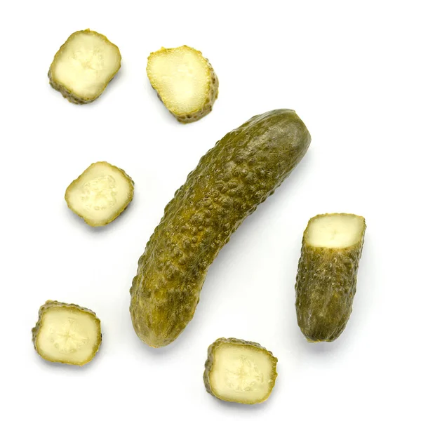 Groep Verse Gepekelde Komkommers Geïsoleerd Witte Achtergrond Thuisblik — Stockfoto