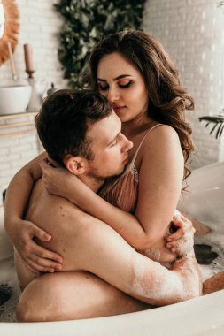 Aşıkken banyo yapan gençlerin fotoğrafı. Zihinsel dinlenme. Cinsel içgüdü. Cinsel tutku. Yakışıklı adam güzel kız arkadaşına karşı bir şeyler hissediyor. Aşıklar tuvalette neşe. Gürültü, taneli etki