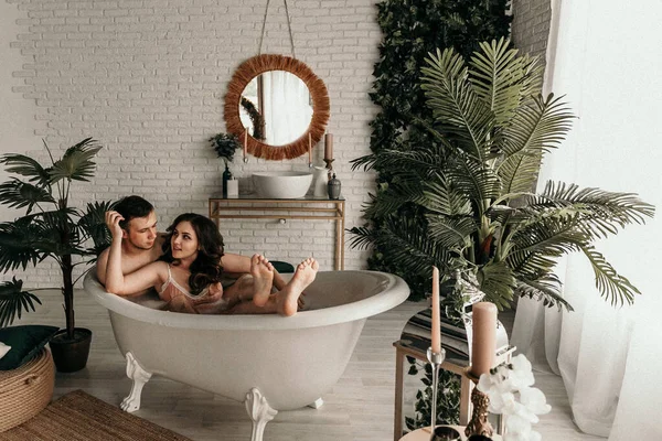 Aşıkken banyo yapan gençlerin fotoğrafı. Zihinsel dinlenme. Cinsel içgüdü. Cinsel tutku. Yakışıklı adam güzel kız arkadaşına karşı bir şeyler hissediyor. Aşıklar tuvalette neşe. Gürültü, taneli etki