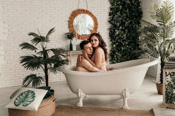 Aşıkken banyo yapan gençlerin fotoğrafı. Zihinsel dinlenme. Cinsel içgüdü. Cinsel tutku. Yakışıklı adam güzel kız arkadaşına karşı bir şeyler hissediyor. Aşıklar tuvalette neşe. Gürültü, taneli etki