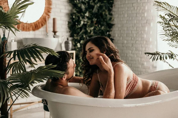 Aşıkken banyo yapan gençlerin fotoğrafı. Zihinsel dinlenme. Cinsel içgüdü. Cinsel tutku. Yakışıklı adam güzel kız arkadaşına karşı bir şeyler hissediyor. Aşıklar tuvalette neşe. Gürültü, taneli etki