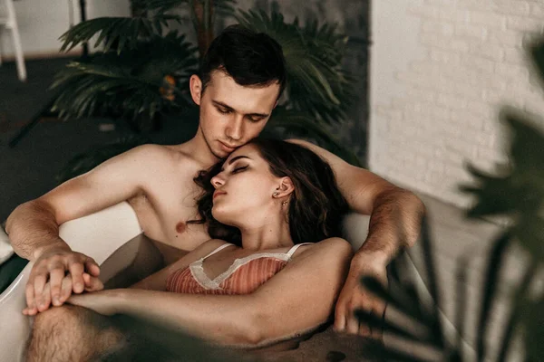 Aşıkken banyo yapan gençlerin fotoğrafı. Zihinsel dinlenme. Cinsel içgüdü. Cinsel tutku. Yakışıklı adam güzel kız arkadaşına karşı bir şeyler hissediyor. Aşıklar tuvalette neşe. Gürültü, taneli etki