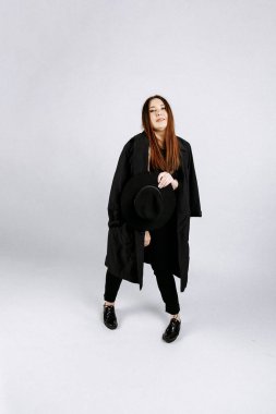 Seksi kostümlü kız. İyi bir model. Güzel kız. Beyaz arka plan. gürültü etkisi