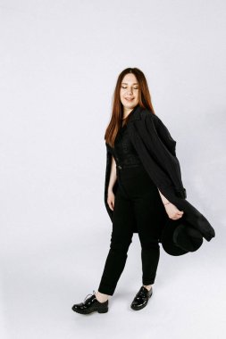 Seksi kostümlü kız. İyi bir model. Güzel kız. Beyaz arka plan. gürültü etkisi