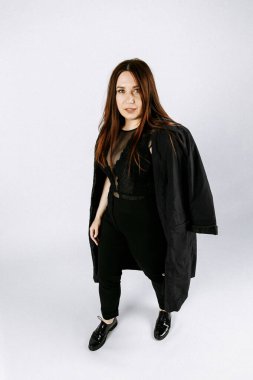 Seksi kostümlü kız. İyi bir model. Güzel kız. Beyaz arka plan. gürültü etkisi