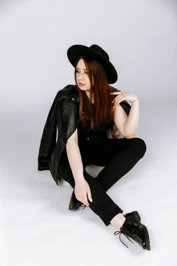 Seksi kostümlü kız. İyi bir model. Güzel kız. Beyaz arka plan. gürültü etkisi