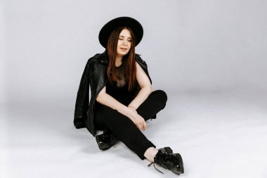 Seksi kostümlü kız. İyi bir model. Güzel kız. Beyaz arka plan. gürültü etkisi