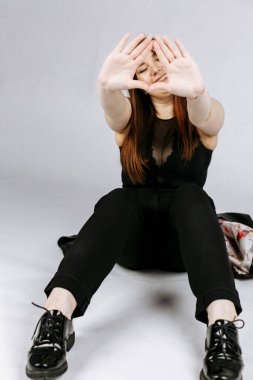 Seksi kostümlü kız. İyi bir model. Güzel kız. Beyaz arka plan. gürültü etkisi