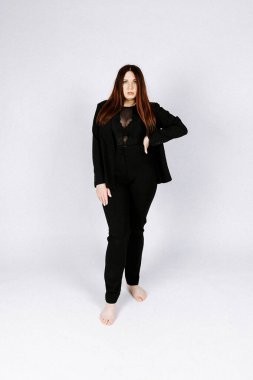 Seksi kostümlü kız. İyi bir model. Güzel kız. Beyaz arka plan. gürültü etkisi