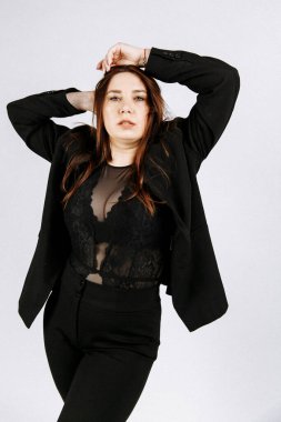 Seksi kostümlü kız. İyi bir model. Güzel kız. Beyaz arka plan. gürültü etkisi