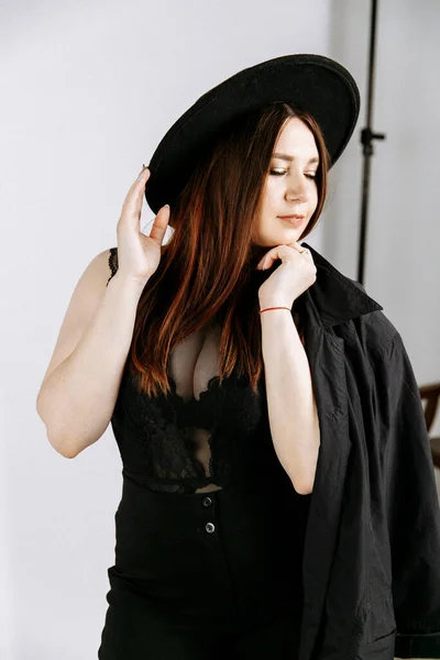 Seksi kostümlü kız. İyi bir model. Güzel kız. Beyaz arka plan. gürültü etkisi