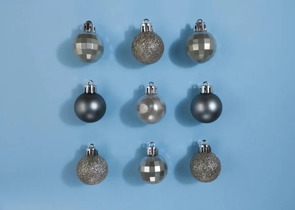 Palline Natale Colore Metallico Carta Blu Simmetria Festiva Posa Piatta — Foto Stock