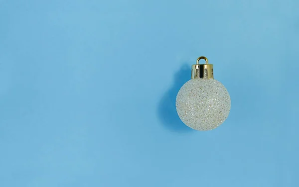 Boule Arbre Noël Sur Papier Bleu Pose Plate Simple Avec — Photo