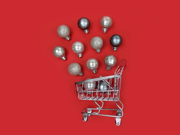 Süpermarket tramvayı ve kırmızı kağıtta noel ağacı takıları.