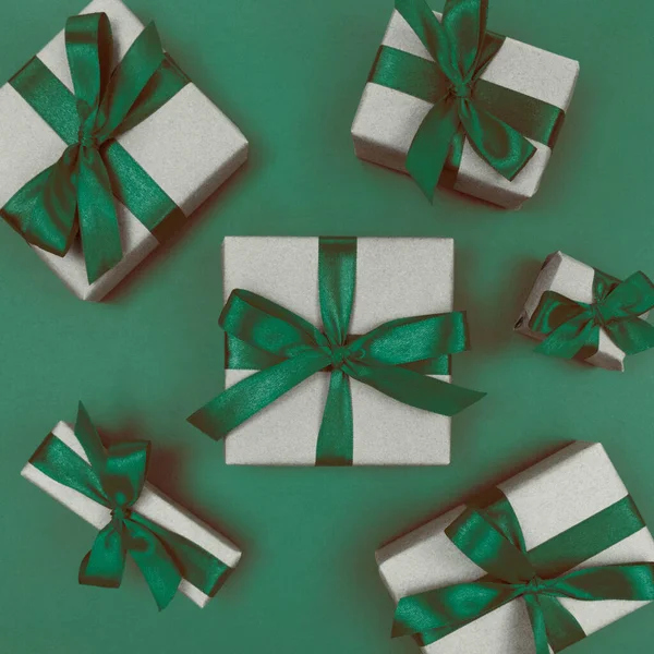 Cajas Regalo Envueltas Papel Artesanal Con Cintas Verdes Lazos Festivo — Foto de Stock