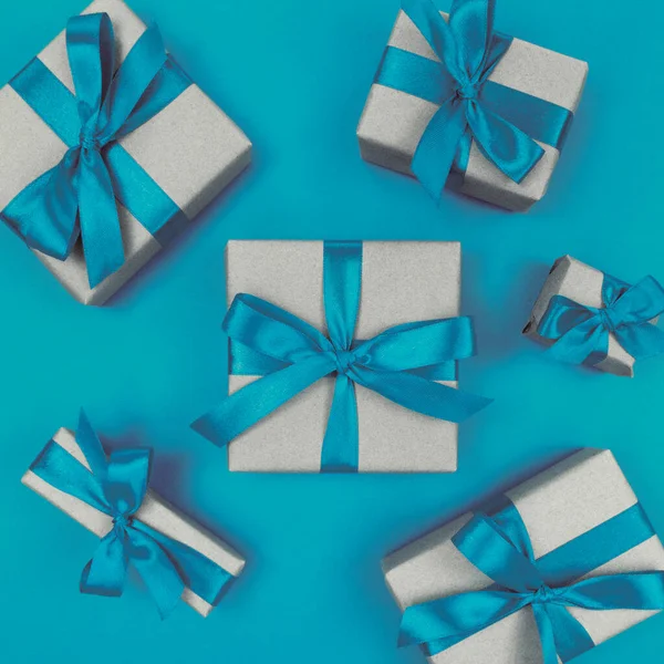 Κουτιά Δώρου Τυλιγμένα Χαρτί Χειροτεχνίας Μπλε Κορδέλες Και Φιόγκους Εορταστική — Φωτογραφία Αρχείου