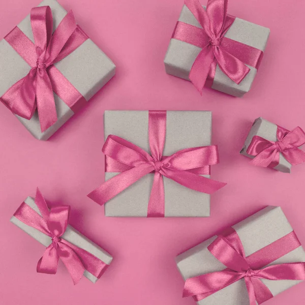 Κουτιά Δώρου Τυλιγμένα Χαρτί Χειροτεχνίας Απαλές Ροζ Κορδέλες Και Φιόγκους — Φωτογραφία Αρχείου