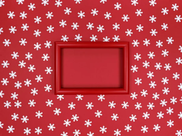 Ram och snöflingor konfetti på en röd bakgrund. — Stockfoto