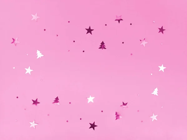 ピンクの背景に輝くコンフェッティの星と木. — ストック写真