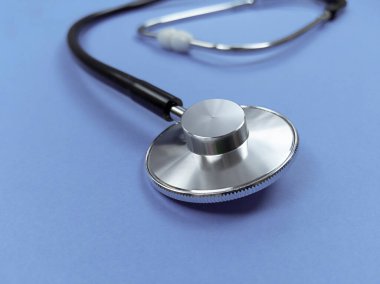 Menekşe arka planda siyah steteskop. Stok fotoğrafı.