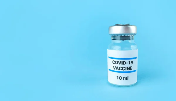 Botol obat dengan 19 vaksin dengan latar belakang biru dengan ruang fotokopi. — Stok Foto