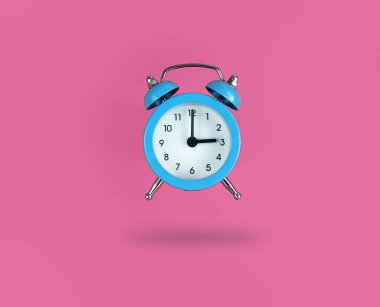 Pembe arka planda mavi alarmlı saat.