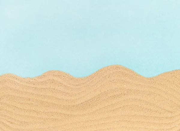 복사 공간 이 있는 파란 종이 위의 모래 파. — 스톡 사진