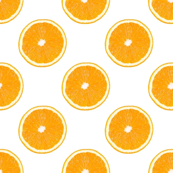 Modello senza cuciture realizzato con fetta di frutta arancione isolata su sfondo bianco. — Foto Stock