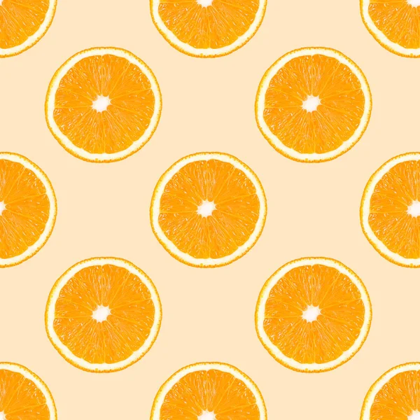 Bezszwowy Wzór Wykonany Pomarańczowych Plasterków Owoców Beżowym Tle — Zdjęcie stockowe