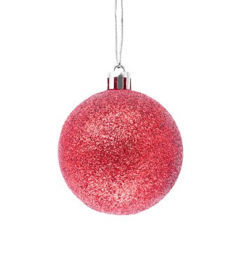 Beyaz arka planda izole edilmiş kırmızı parıltılı Noel mücevheri asılı.